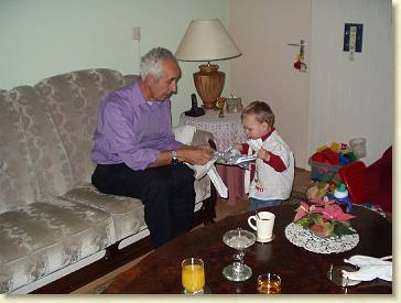 20051226-04 Kerstkado van opa uitpakken